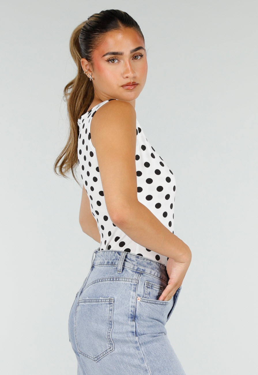 Witte Body met Zwarte Stippen en Vierkante Hals