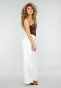 Witte Wide Leg Jeans met Bruine Stiksels en Mid Waist Pasvorm