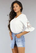 Witte Losse Blouse met Gehaakte Mouwen