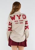 Beige Blouse met Rode NY Patchletters en Knoopsluiting