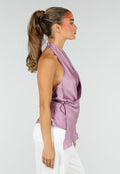 Lila Halter Wikkel Top met Open Rug en Asymmetrische Zoom