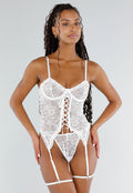 Witte Kanten Lingerie Set met Vetersluiting en Jarretels