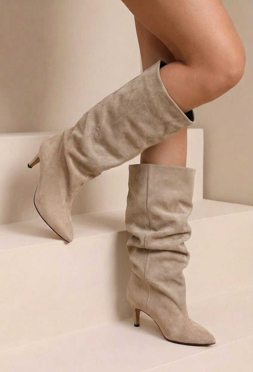 Beige Suèdelook Hoge Laarzen met Puntneus en Kitten Heel