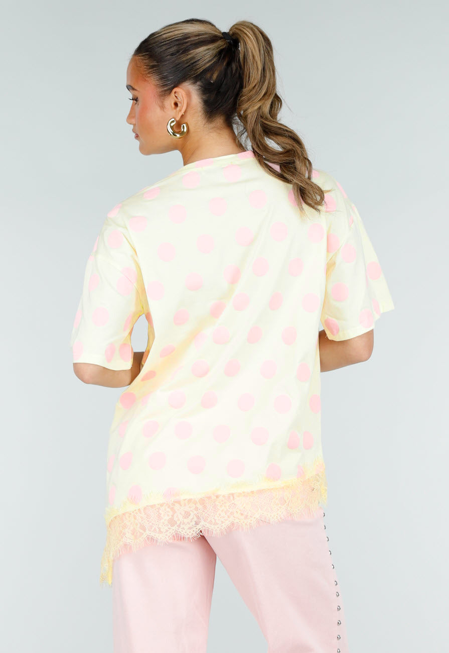 Lichtgeel T-Shirt met Roze Stippen en Kant