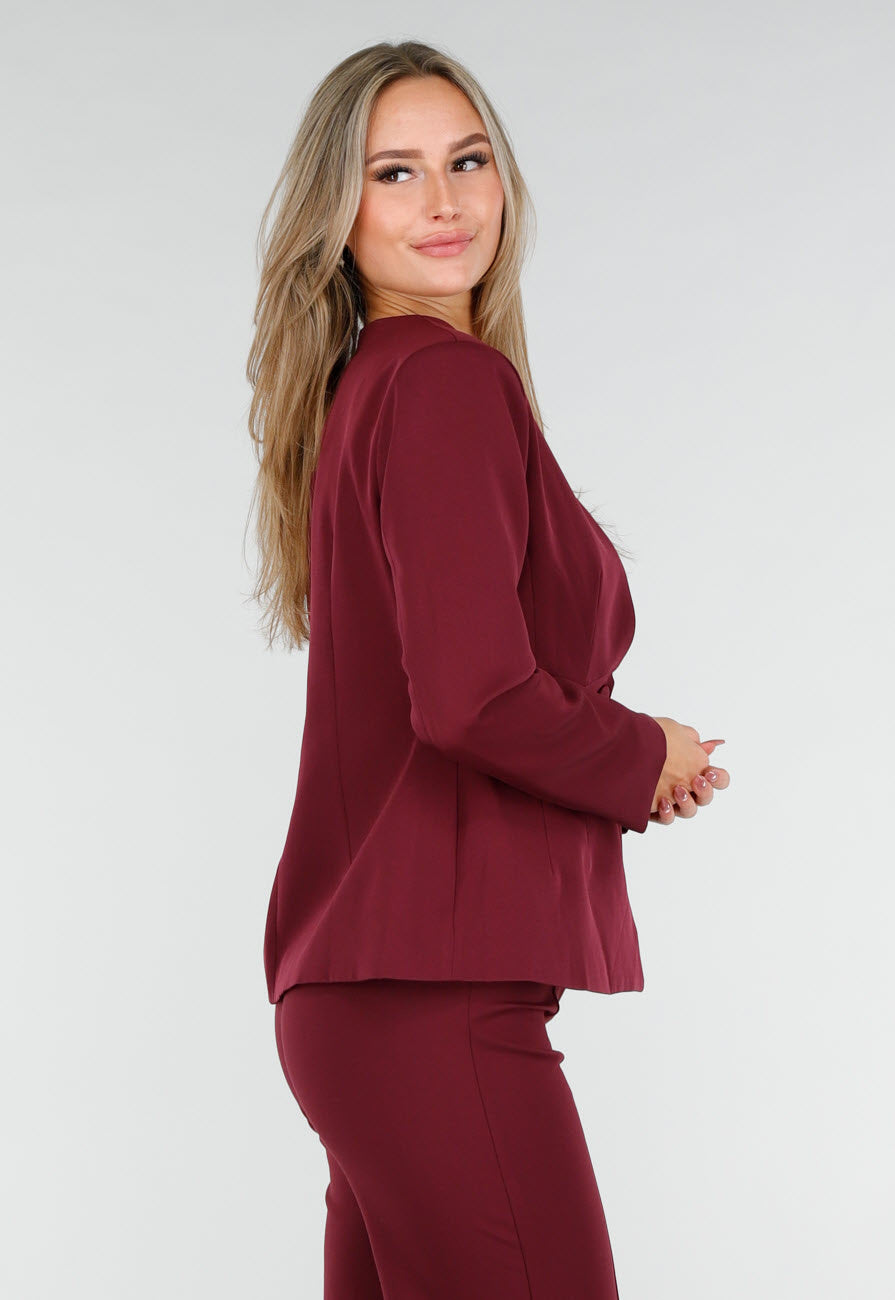 Bordeauxrode Blazer met Diepe Halslijn en Getailleerde Pasvorm