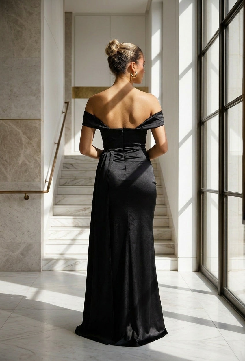 Zwarte Satin Off Shoulder Galajurk met Split
