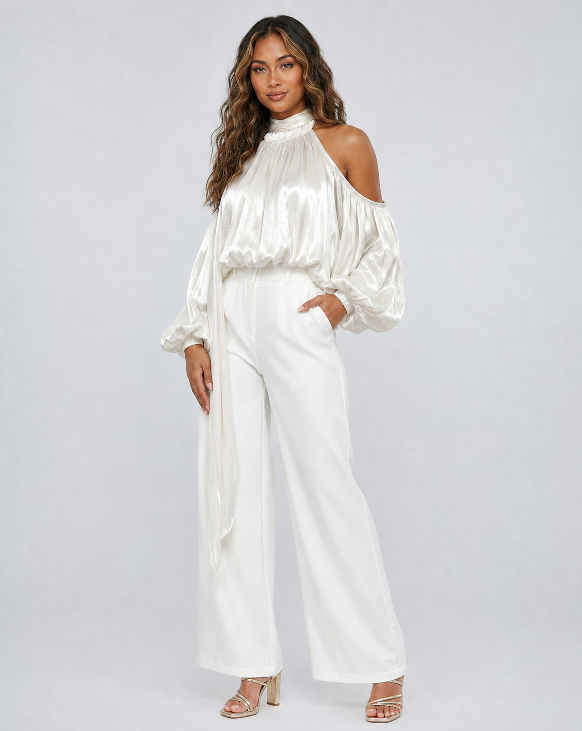 Gebroken Witte Satijnen Cold Shoulder Top met Sjaalkraag