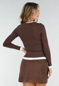 Bruine Longsleeve Top met Witte Boorden aan Hals en Mouwen