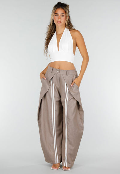 Taupe Wijde Pantalon met Witte Strepen en Overslag aan Voorzijde