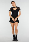Zwarte Kant Top met Korte Mouwen en Cut Out