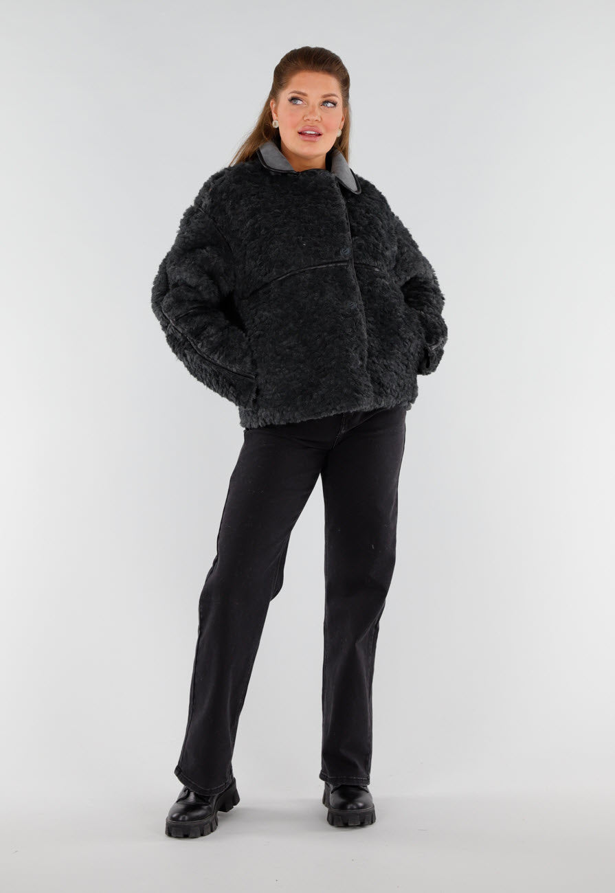 Zwarte Teddy Bontjas met Knoopsluiting