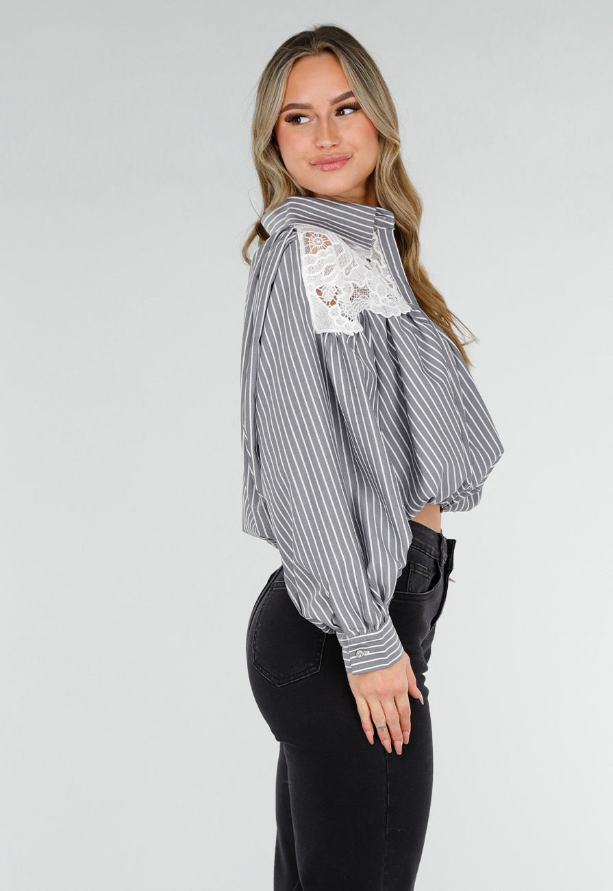 Zwarte Gestreepte Blouse met Kant en Strass Knopen