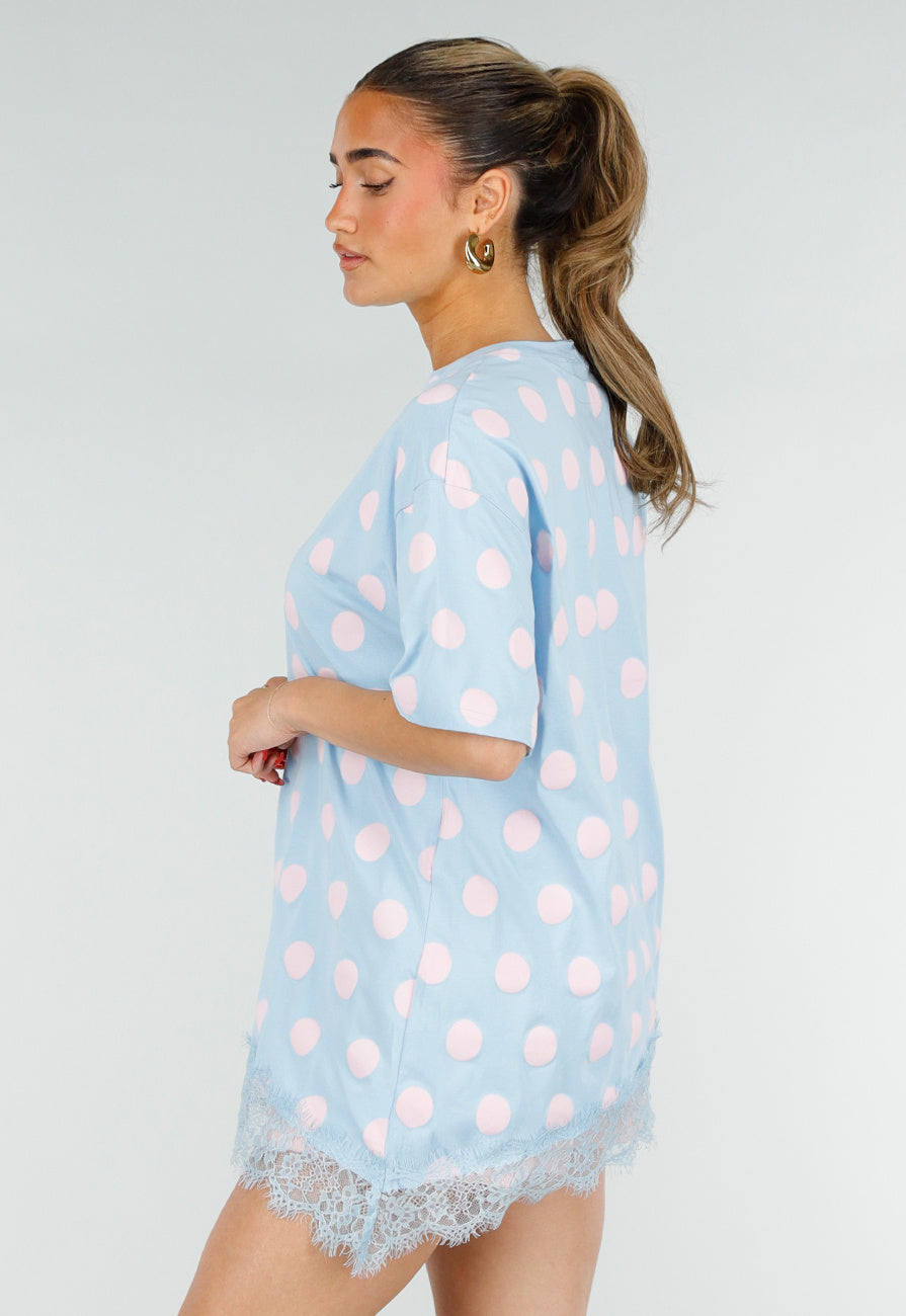 Lichtblauw T-Shirt met Roze Stippen en Kant