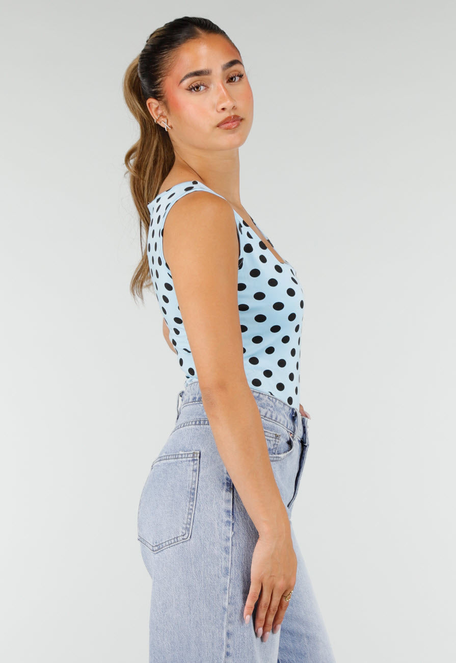Lichtblauwe Body met Zwarte Polkadots en Vierkante Hals