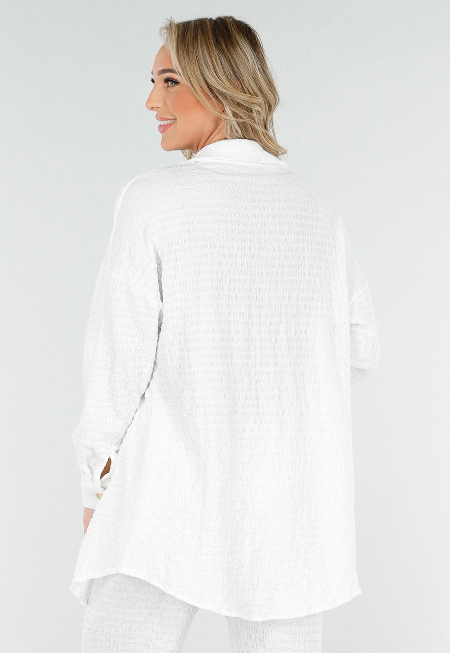 Witte Crinkle Stretch Set met Doorknoop Blouse en Rechte Broek met Elastische Tailleband