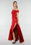 Felrode Off Shoulder Maxi Jurk in Satijn