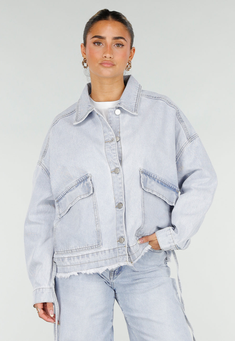 Lichtblauwe Denim Jas met Klepzakken en Trekkoorden