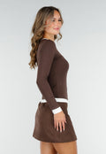 Bruine Longsleeve Top met Witte Boorden aan Hals en Mouwen
