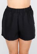 Two Piece met Short en Asymetrische Zwarte Gilet met Knopen en Rijgsluiting