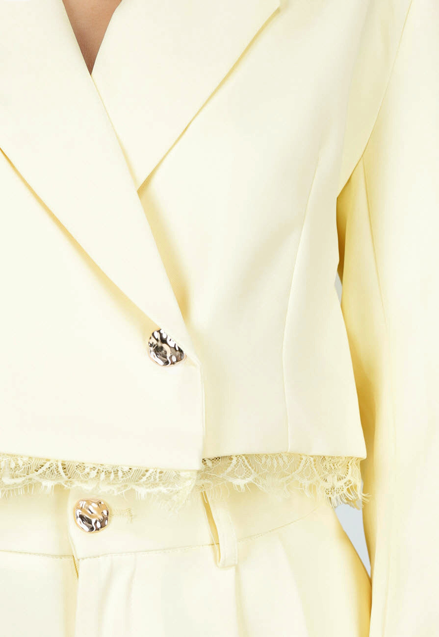 Gele Cropped Blazer met Kant en Lange Mouwen