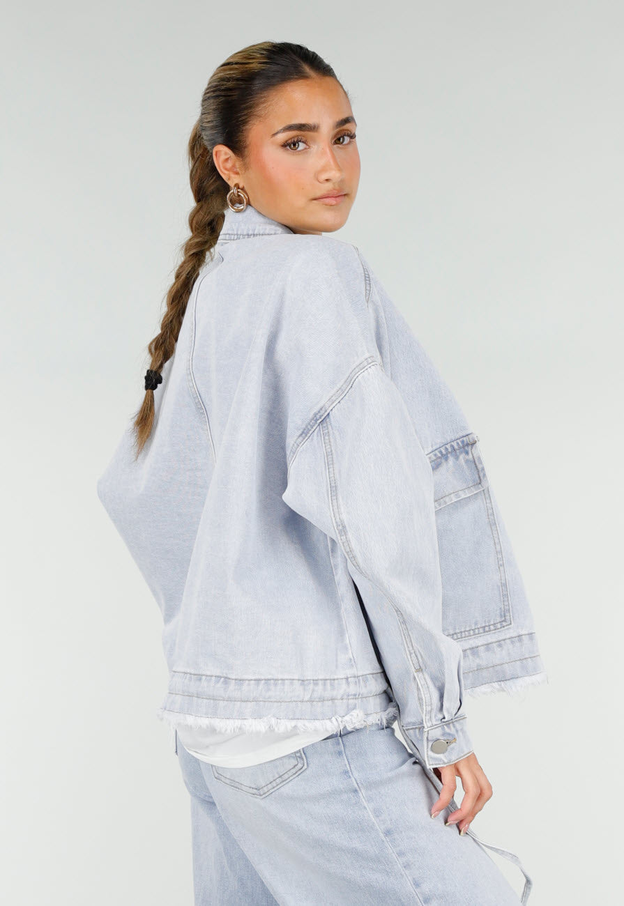 Lichtblauwe Denim Jas met Klepzakken en Trekkoorden